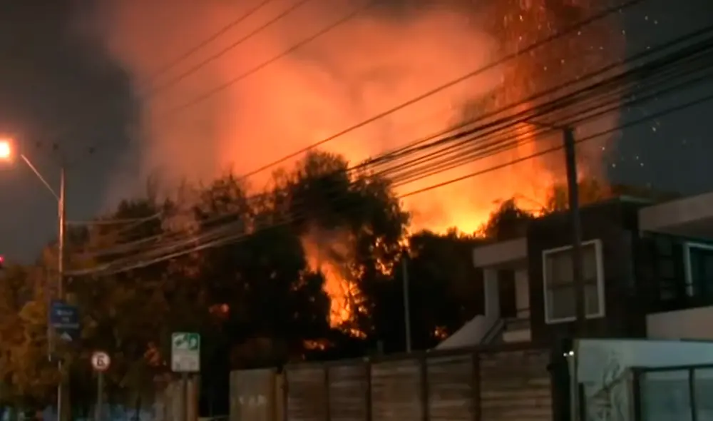 Hinchas de U. de Chile provocan incendio previo a duelo con Alianza Lima. Foto: captura de Meganoticias
