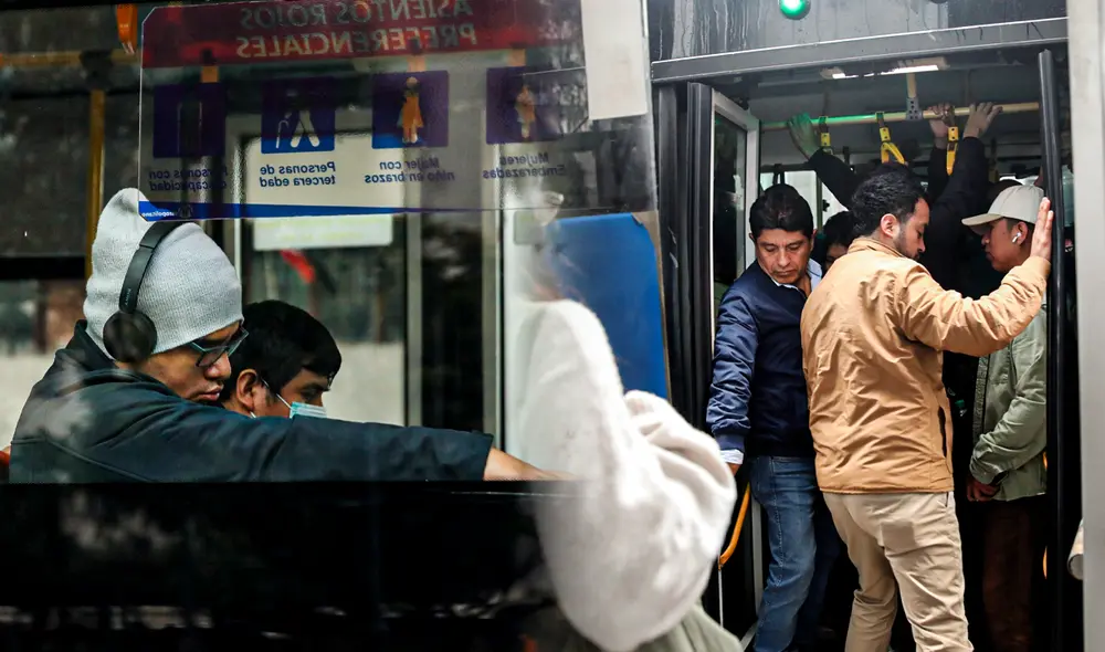 Estaciones del Metropolitano presentan largas colas en horas puntas. Foto: Carlos Felix / La República