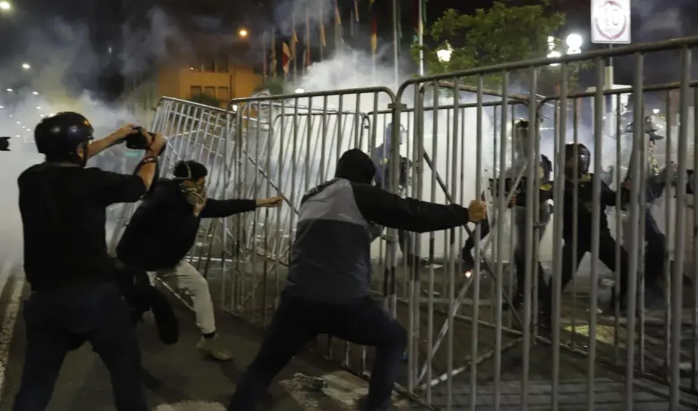 Un adulto mayor y una mujer son los primeros heridos reportados tras la represión de la PNP. Créditos: Sebastián Blanco Salazar / URPI-LR