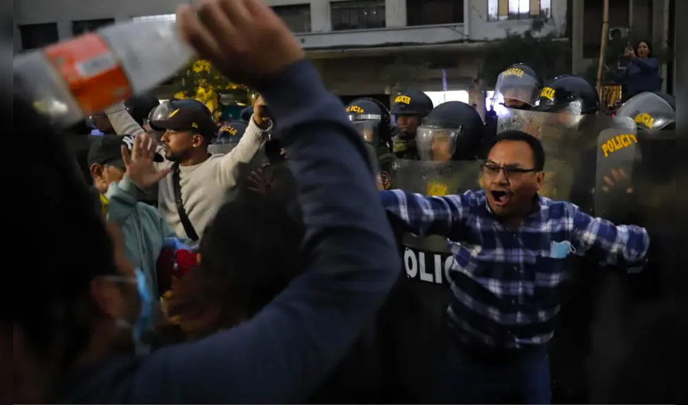 Ocho personas han resultado heridas tras enfrentamientos entre PNP y manifestantes. Foto: Sebastián Blanco Salazar/ La República.