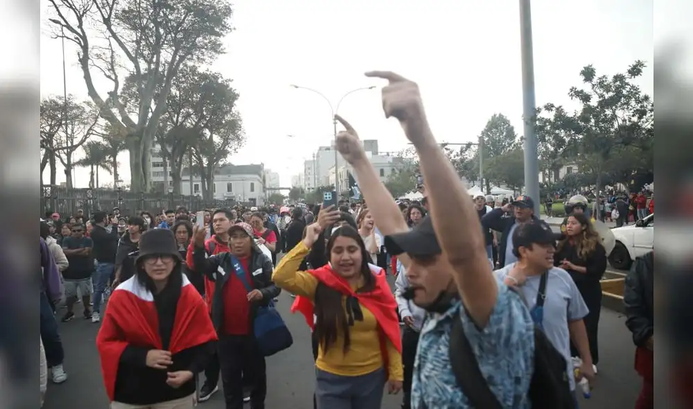 Protestas de este domingo en la Plaza San Martín. Foto: Carlos Felix/ La República