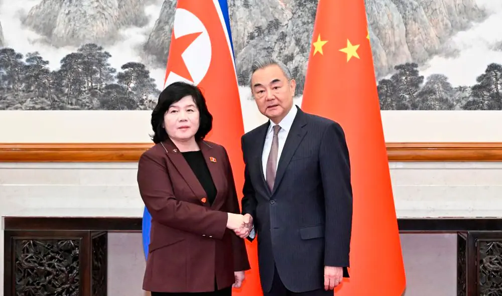 El canciller chino Wang Yi saluda a su homóloga norcoreana Choe Son-hui.