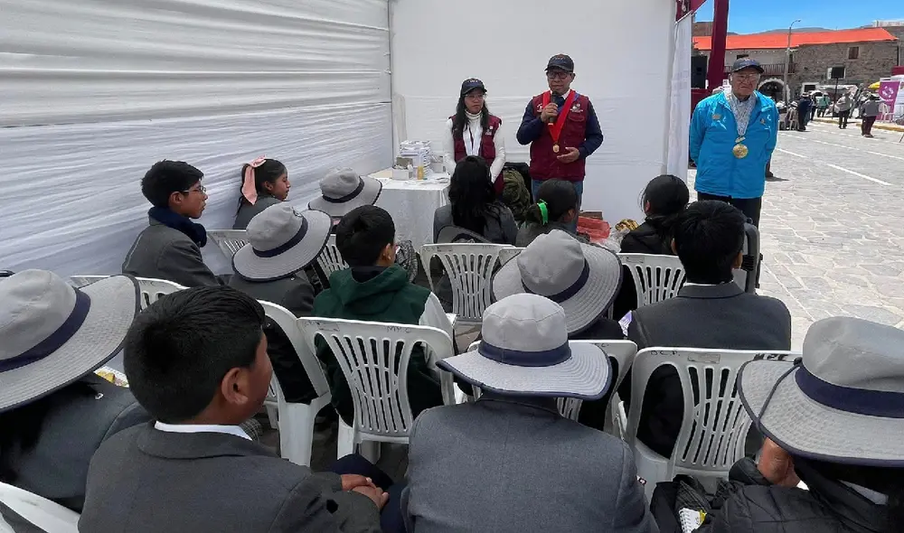 La jueza Crisley Herrera y psicólogas del área impartieron mensajes para prevenir la violencia. Fuente: Difusión.