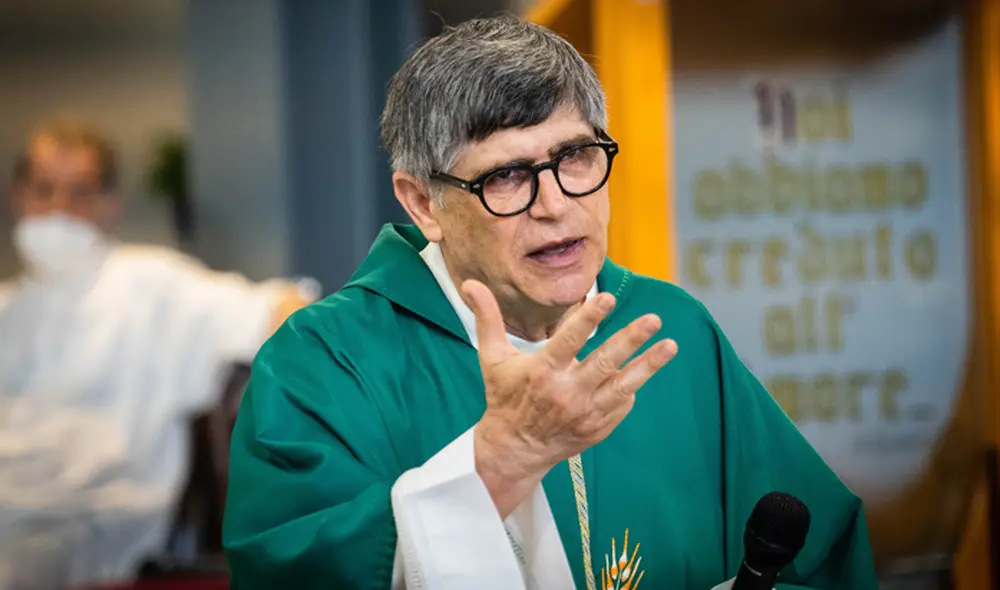 El sacerdote Maurizio Patriciello recibió una bala dentro de un pañuelo durante misa. El sacerdote Maurizio Patriciello recibió una bala dentro de un pañuelo durante misa.