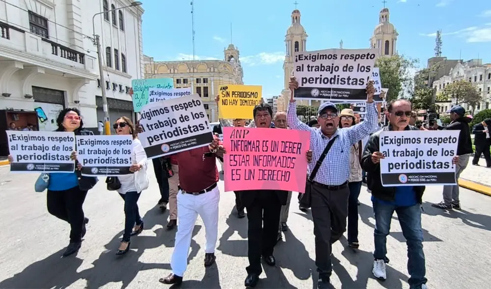 "Exigimos respecto para nuestro trabajo", expresaron los periodistas.