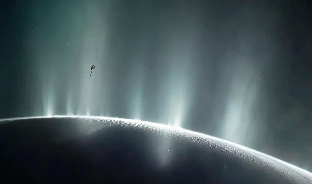 La sonda Cassini identificó moléculas orgánicas expulsadas por los geíseres de Encéladus. Foto: NASA