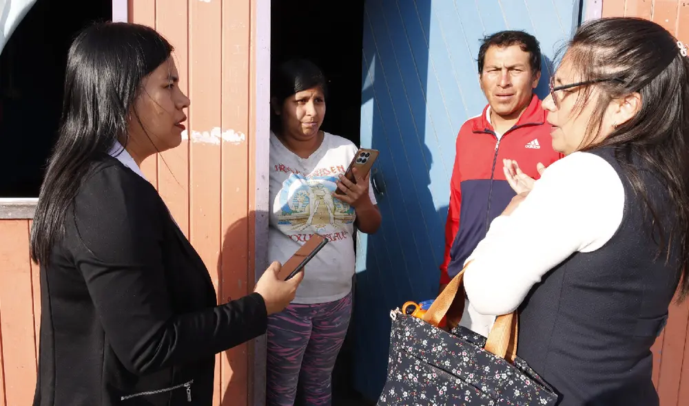 La magistrada, acompañada por un intérprete, busca garantizar el bienestar de los presentes. Fuente: Difusión.