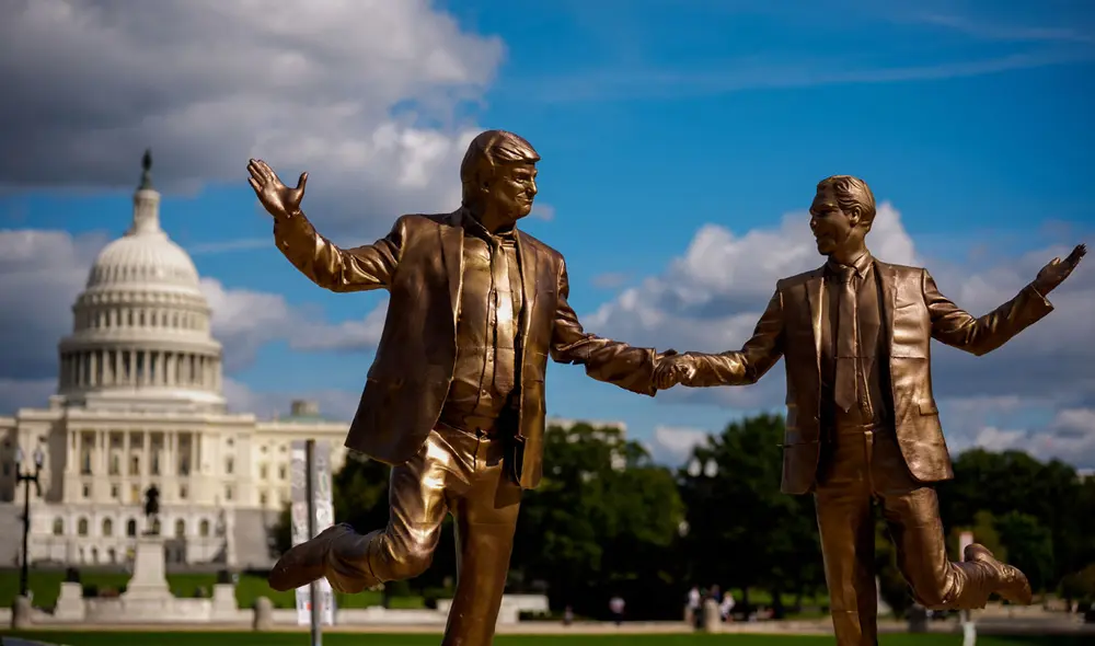 La estatua de Donald Trump y Jeffrey Epstein mide más de 3 metros de altura.