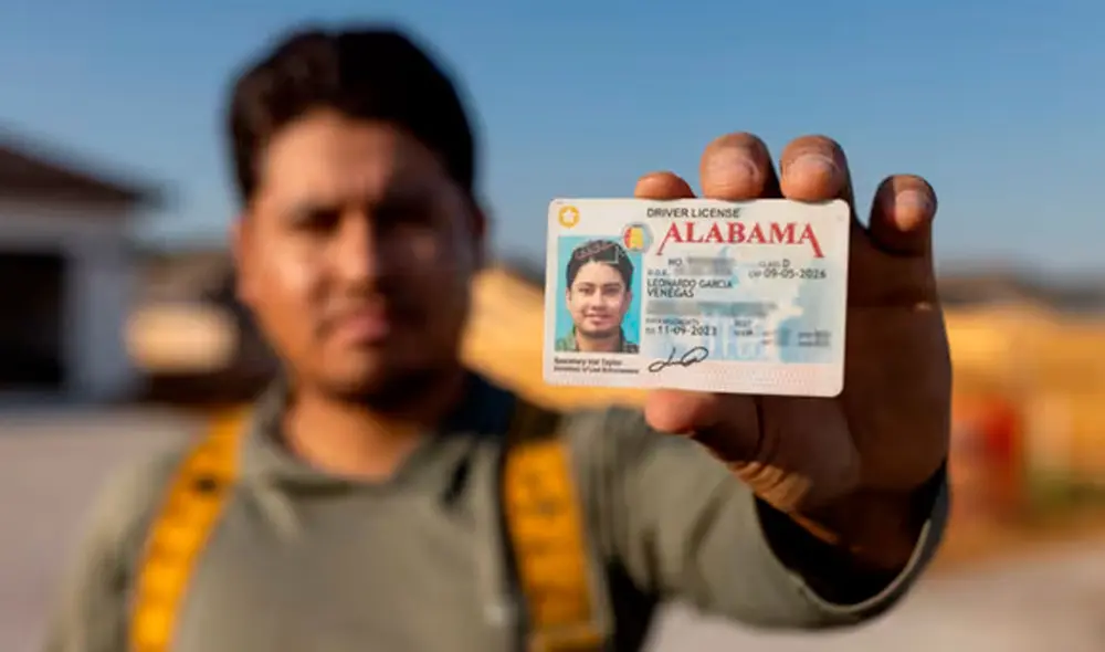 García mostrando su licencia de conducir de Alabama. García mostrando su licencia de conducir de Alabama.