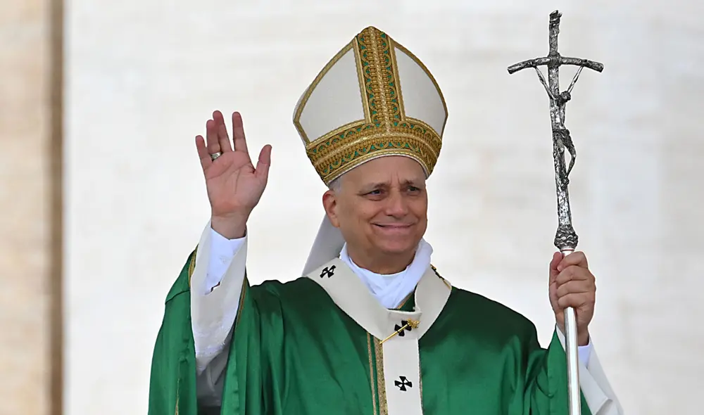 El Papa León XIV saludando  a los fieles católicos.