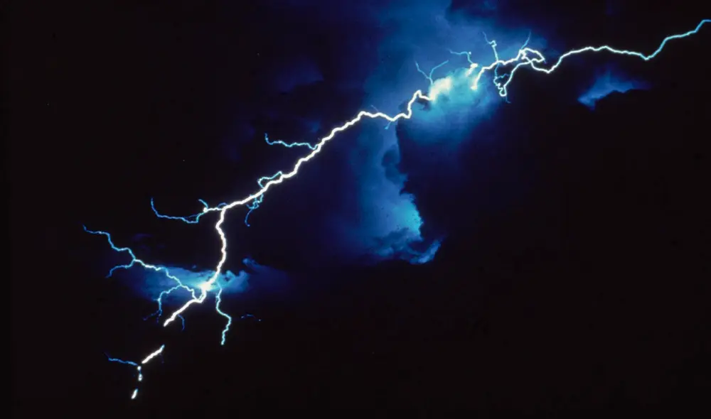 Mujer fue enterrada “viva” en Colombia tras ser impactada por un rayo. Mujer fue enterrada “viva” en Colombia tras ser impactada por un rayo.