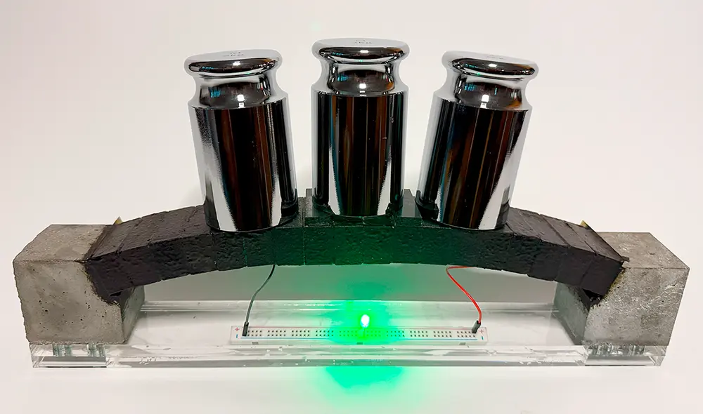 El prototipo hecho en forma de arco con ec³. Foto: MIT