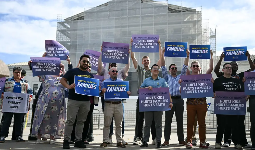 Manifestantes frente a la Corte Suprema de Estados Unidos expresan su rechazo a las terapias de conversión.
