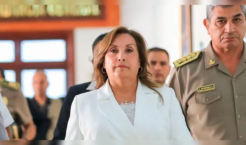 Dina Boluarte continúa aferrándose a su cargo, pese a las iniciativas de diversas bancadas del Congreso para vacarla.