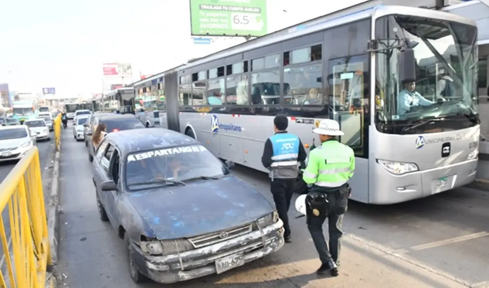 Conductores imprudentes invaden carril exclusivo del Metropolitano. Conductores imprudentes invaden carril exclusivo del Metropolitano.