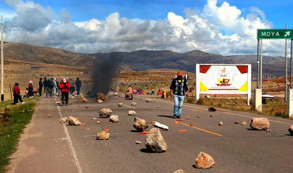 Protesta por la reorganización de la UNAT bloqueó el corredor Huancavelica-Huancayo. Foto: difusión.