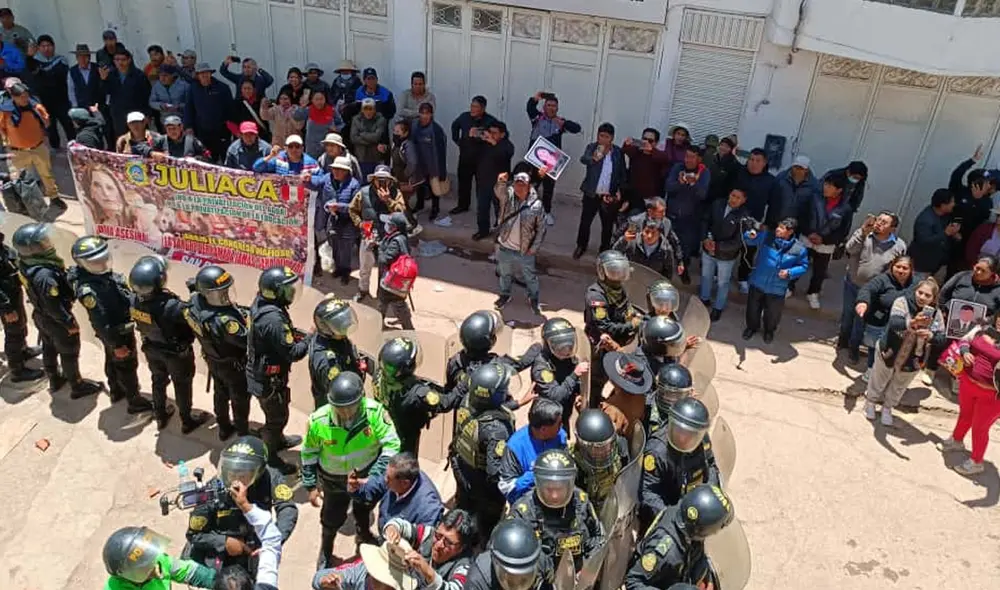 Deudos de las víctimas de Juliaca protestaron contra candidato Phillip Butters. Foto: Liubomir Fernández - La República.