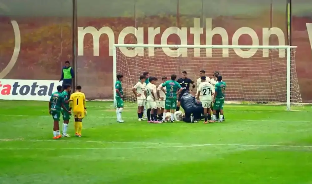 José Sifuentes tiene solo 20 años y debió salir del campo en camilla tras el impacto. Foto: DyJ Sports José Sifuentes tiene solo 20 años y debió salir del campo en camilla tras el impacto. Foto: DyJ Sports