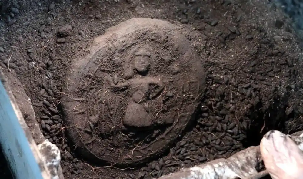 Pan de comunión de 1.300 años con la imagen de Jesús, descubierto en Turquía. Foto: National Geographic