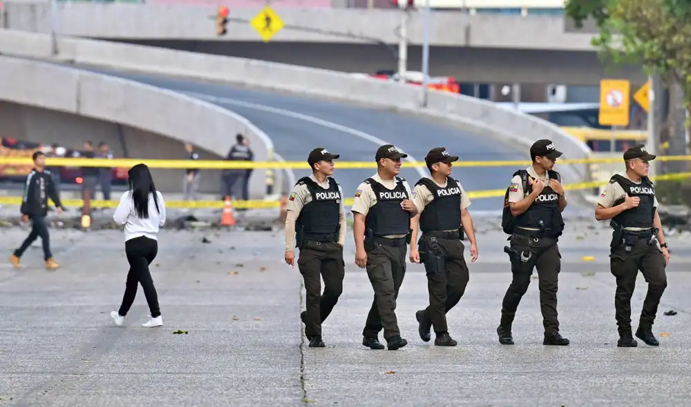 Policía ecuatoriana patrullando el lugar donde explotó el coche bomba.