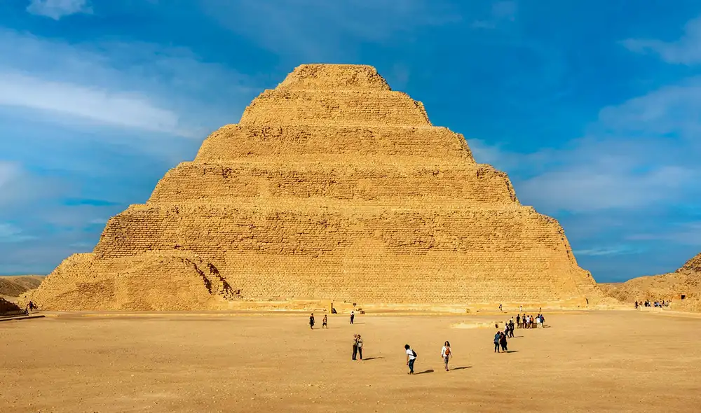 La pirámide escalonada de Zoser habría sido construida con un sistema hidráulico para levantar bloques. Foto: Seeing the Past