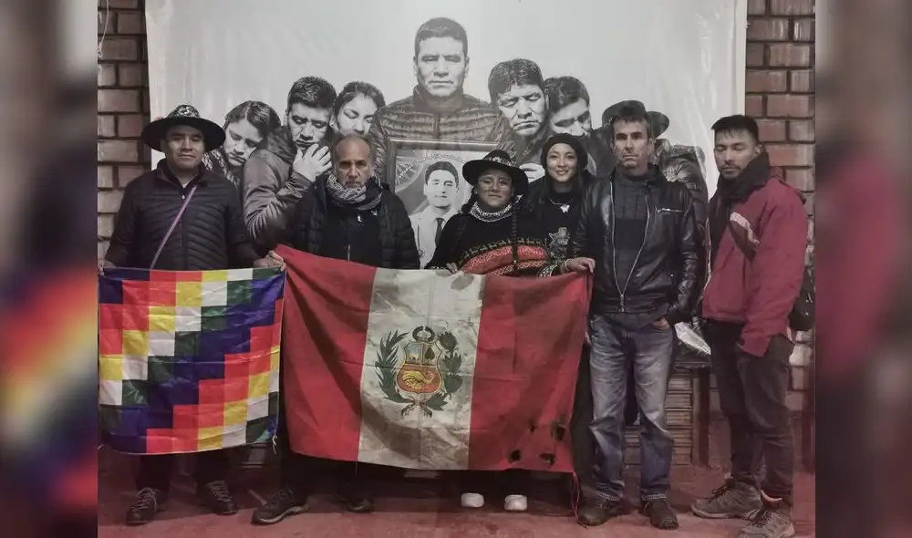 Javier Corcuera con familiares de las víctimas y parte de su equipo de filmación en Juliaca. Foto: Amaru Villavicencio. Javier Corcuera con familiares de las víctimas y parte de su equipo de filmación en Juliaca. Foto: Amaru Villavicencio.