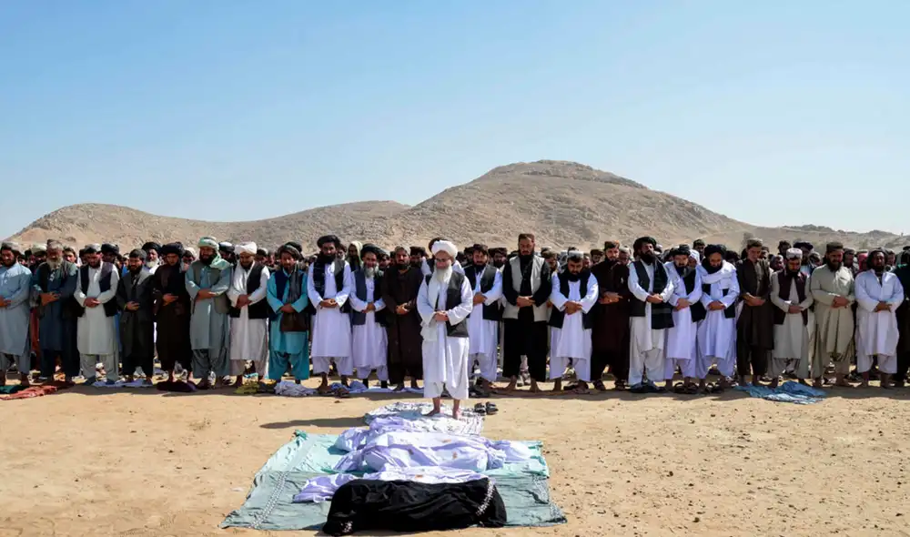 Ceremonia fúnebre en el distrito de Spin Boldak de la provincia de Kandahar, Afganistán, después de los enfrentamientos. Foto. AFP Ceremonia fúnebre en el distrito de Spin Boldak de la provincia de Kandahar, Afganistán, después de los enfrentamientos. Foto. AFP