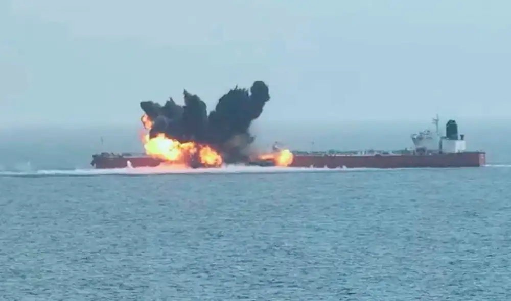 Proyectil impactó contra buque mercante cerca de Yemen y provocó incendio. Proyectil impactó contra buque mercante cerca de Yemen y provocó incendio.