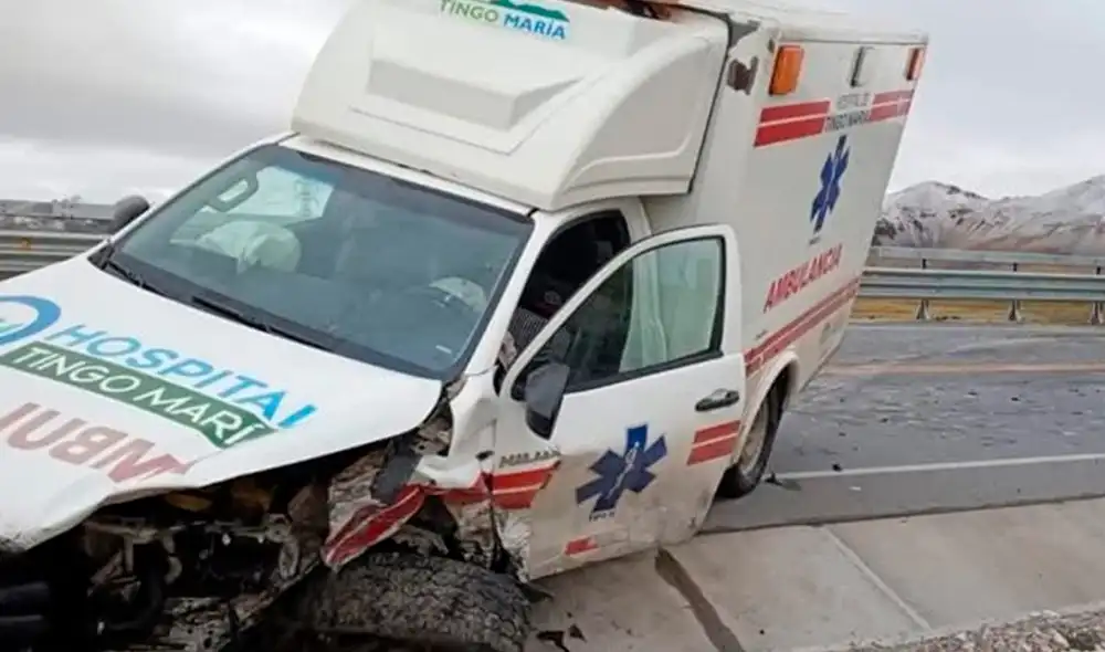 Tras ser atendidos, personal médico aseguró la continuidad del traslado de la menor hacia Lima. Foto: Andina