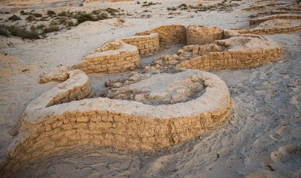 La muralla de la fortaleza se diseñó con un patrón en zigzag que la ayudó a resistir la erosión de la arena y el viento. Foto: Ministerio de Turismo de Egipto La muralla de la fortaleza se diseñó con un patrón en zigzag que la ayudó a resistir la erosión de la arena y el viento. Foto: Ministerio de Turismo de Egipto