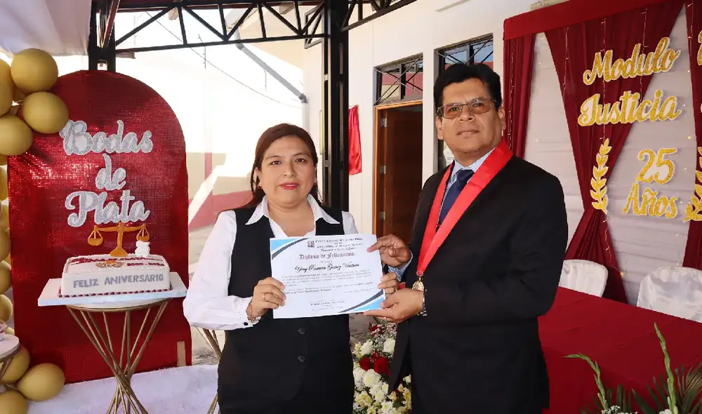 El evento incluyó la develación de una placa conmemorativa que registra a los magistrados y personal actual. Fuente: Difusión. El evento incluyó la develación de una placa conmemorativa que registra a los magistrados y personal actual. Fuente: Difusión.