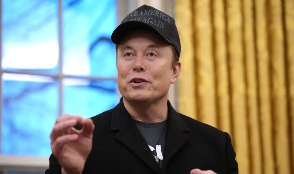 Elon Musk rechaza los retrasos y asegura que SpaceX 'avanza como un rayo' en comparación de otras empresas.