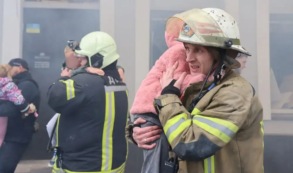 Los ataques rusos destruyeron viviendas y dañaron la red eléctrica en Kiev. Foto: AFP