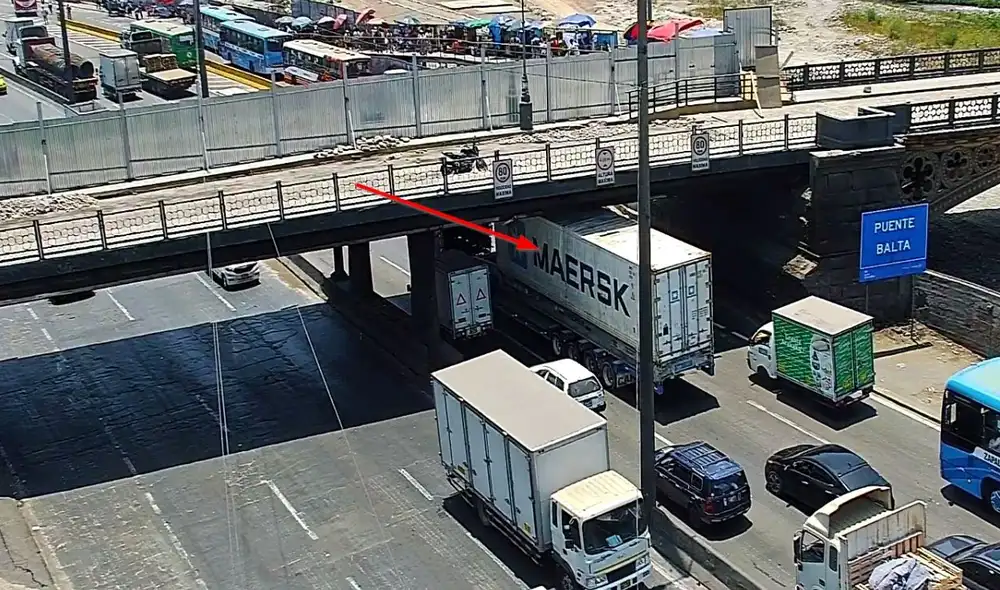 Un camión se atoró en el puente Balta en Evitamiento con sentido al sur