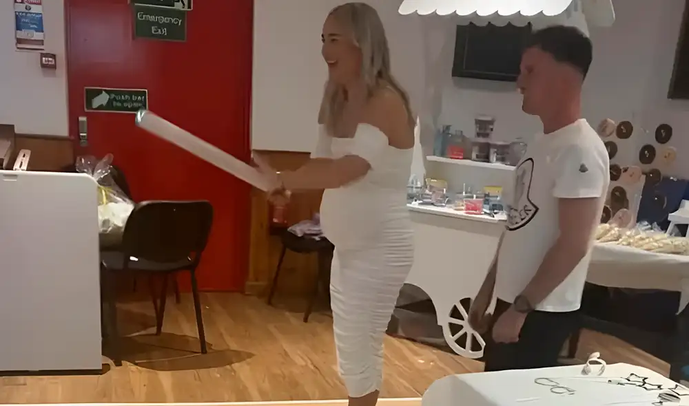 Kira Cousins fingió estar embarazada y presentó a una muñeca como su hija. Kira Cousins fingió estar embarazada y presentó a una muñeca como su hija.