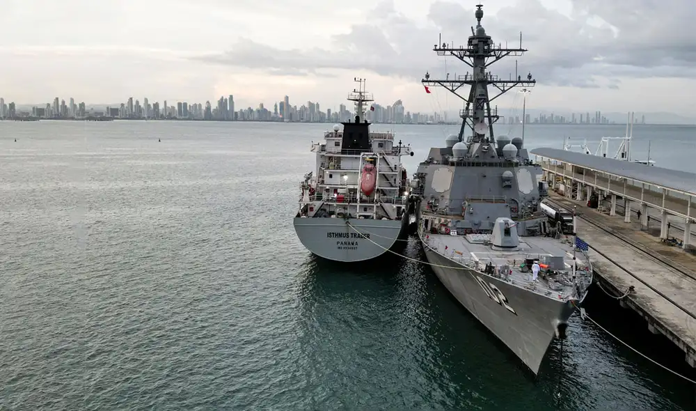 El buque de guerra USS Sampson  atracando en un terminal de Panamá.