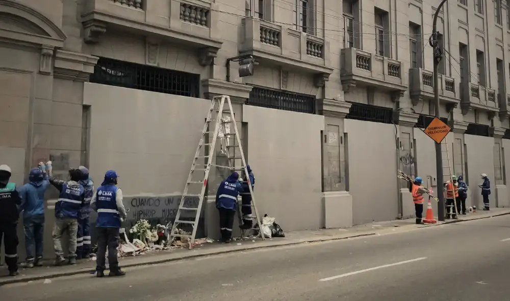 MML borra y pinta sobre mural en honor a Trvko, en Plaza Francia