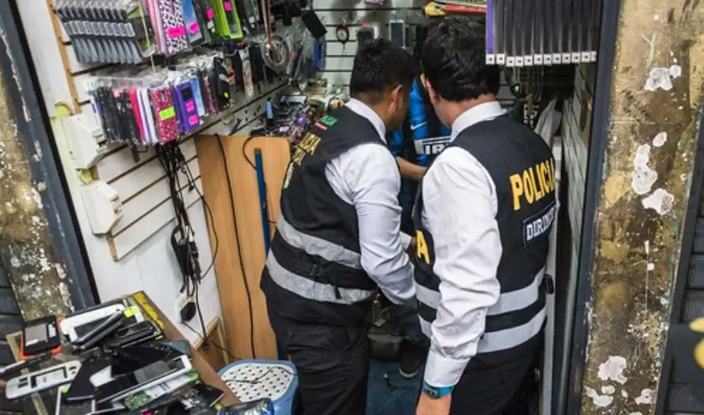En un operativo en Las Malvinas la PNP incautó decenas de chips y celulares de procedencia sospechosa. Foto: difusión