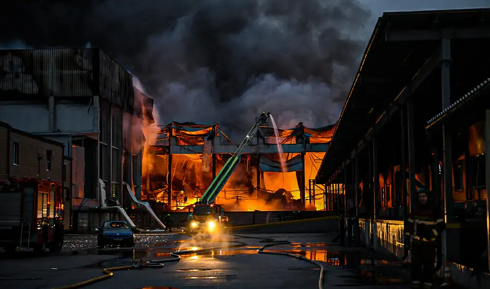 De acuerdo con la Fuerza Aérea de Ucrania, el ataque incluyó el uso de doce drones y cinco misiles balísticos. Foto: AFP.