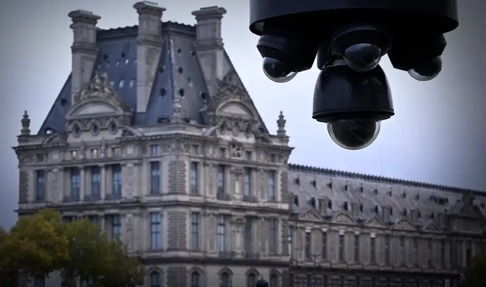 Dos personas fueron detenidas por el histórico robo al Louvre. Dos personas fueron detenidas por el histórico robo al Louvre.