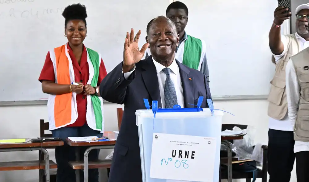 Alassane Ouattara, presidente reelecto de Costa de Marfil, haciendo un gesto de saludo después de emitir su voto.