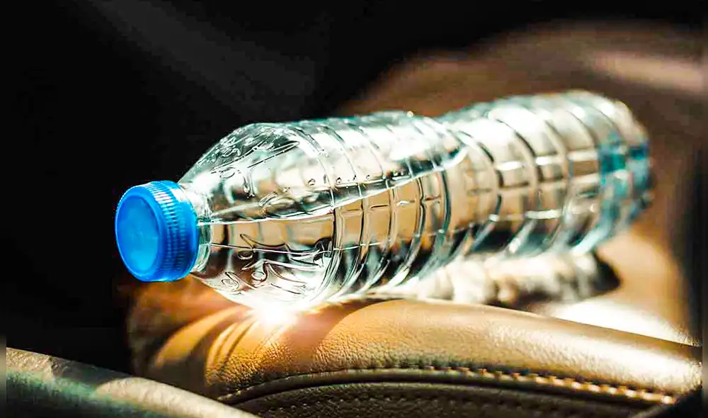 Estas diminutas partículas, liberadas por los envases de plástico durante el proceso de embotellado, almacenamiento y transporte. Foto: Gaceta UNAM.