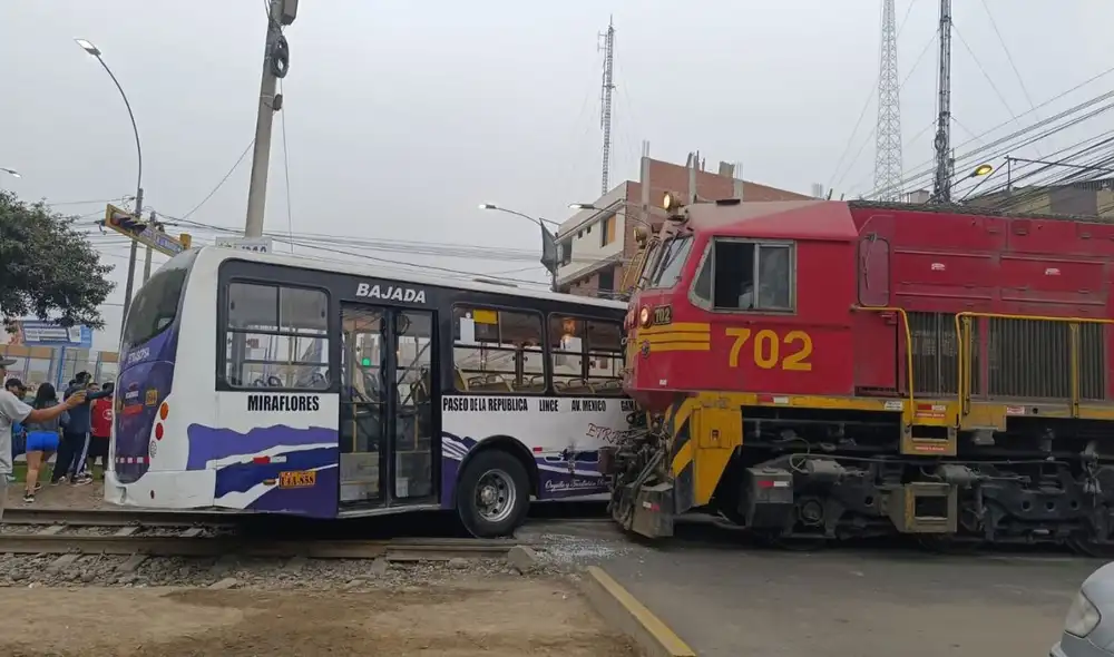 El Ferrocarril Andino colisionó con un bus de la empresa Etrascpsa, ruta '10A', en El Agustino.