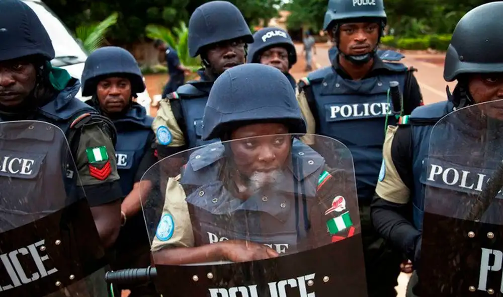 Policía de Nigeria con sus trajes antidisturbios. Policía de Nigeria con sus trajes antidisturbios.