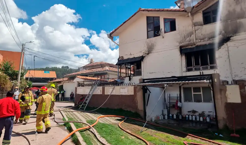 Las compañías de bomberos de Cusco y San Sebastián acudieron de inmediato a la emergencia.