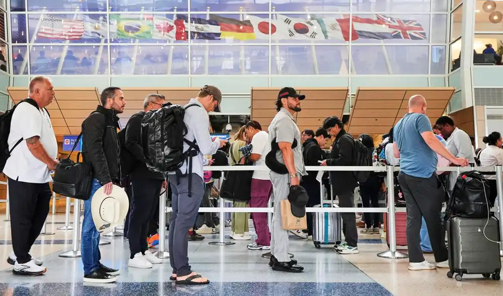 EE.UU. tomará fotos y datos biométricos a extranjeros que entren y salgan del país. EE.UU. tomará fotos y datos biométricos a extranjeros que entren y salgan del país.