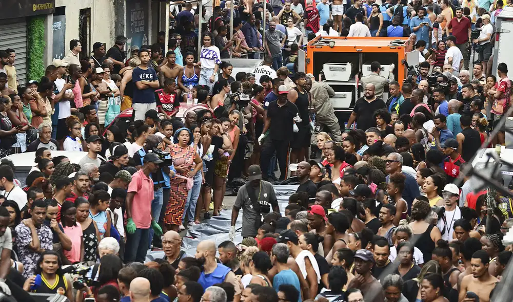 Vecinos reunieron los cuerpos en una plaza tras el operativo en Río de Janeiro. Foto: AFP