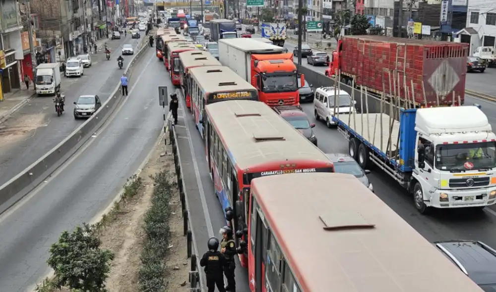 Transportistas anuncian paro en Lima y Callao por inseguridad y extorsión Transportistas anuncian paro en Lima y Callao por inseguridad y extorsión