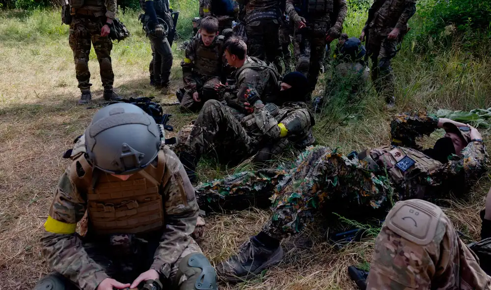 Civiles vestidos con uniformes militares participan en un entrenamiento militar organizado por soldados ucranianos.