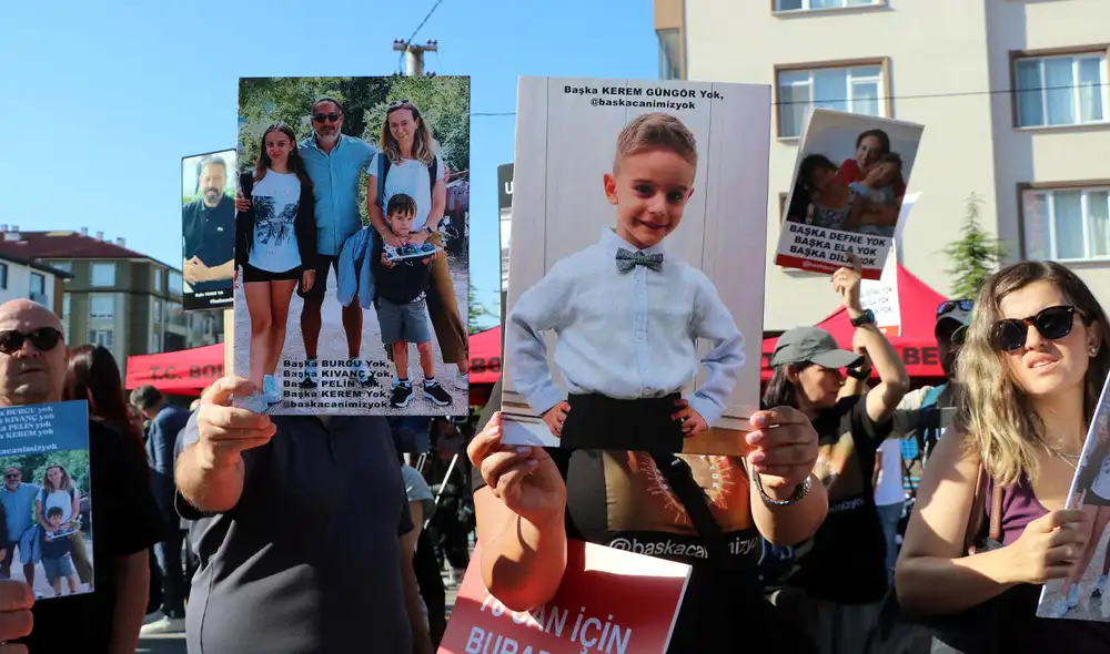 Familiares llevaron fotos de víctimas a la lectura de sentencia, a la que califican como histórica.